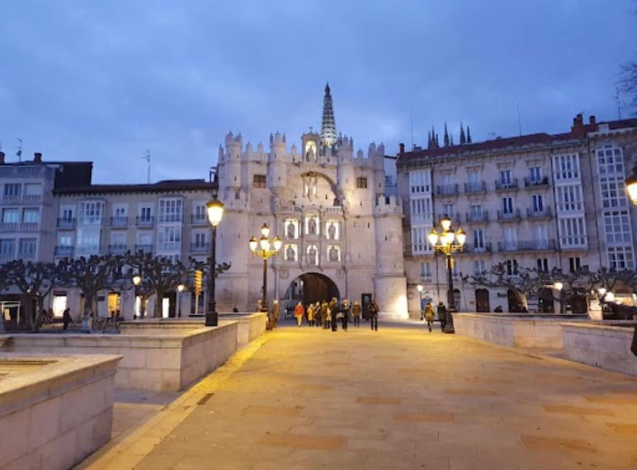 Apartamento Vivienda De Uso Turistico En El Corazon De Burgo Exterior foto