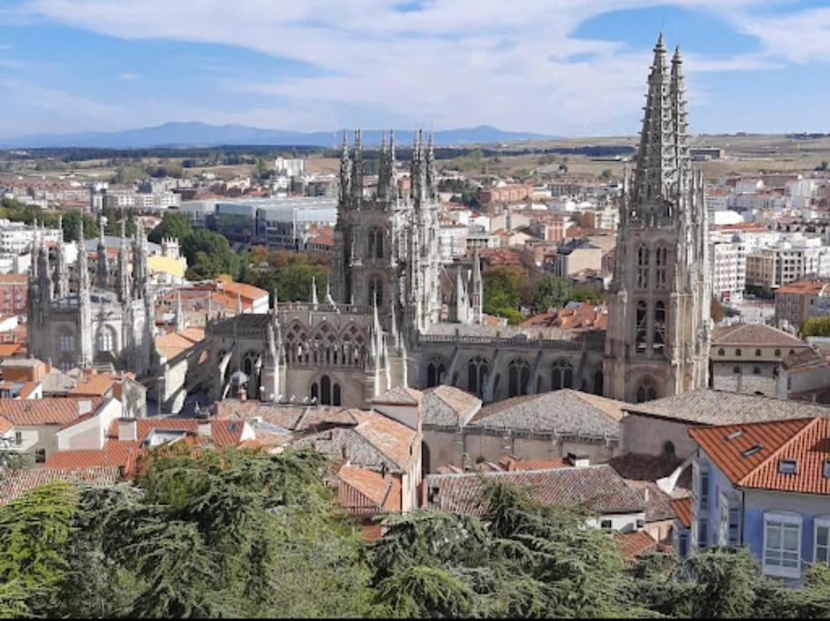 Apartamento Vivienda De Uso Turistico En El Corazon De Burgo Exterior foto